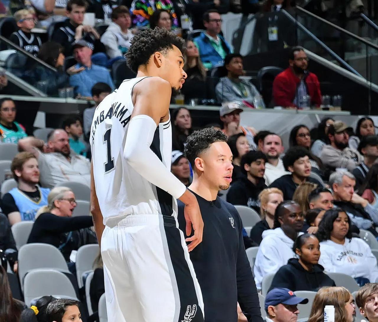 勇士全队开会研究怎么防他，结论是：防不住。你们都在猜他为什么避开湖人。真相是