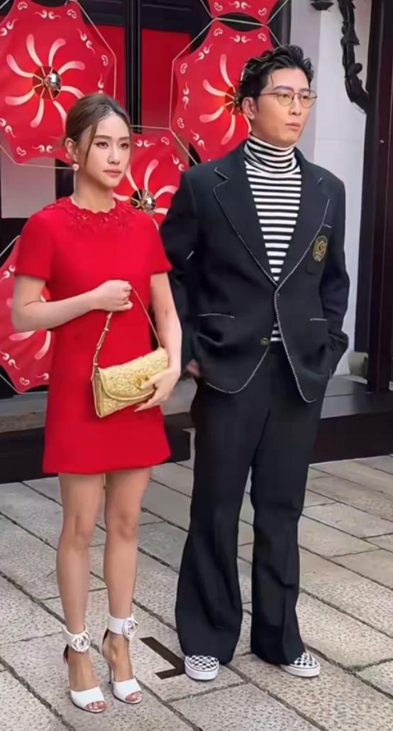 真是同人不同命啊！窦骁和辛奇隆两人都是娶了赌王的女儿，让人料想不到的是，窦骁娶何