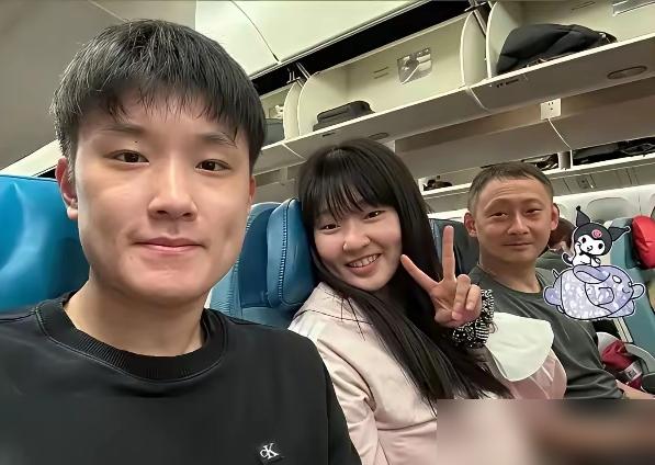 张本美和年入千万，赛后照样拖着箱子挤经济舱，爹妈在旁边啃面包赶路。 别以为入