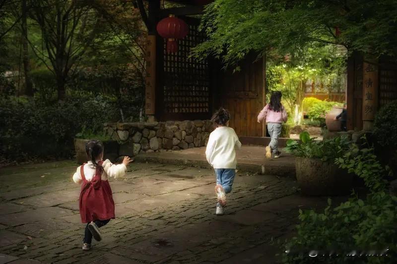 同事后悔哭了！当初嫌女婿没房逼分手，如今女儿离婚带娃，前任却升了副科我同事
