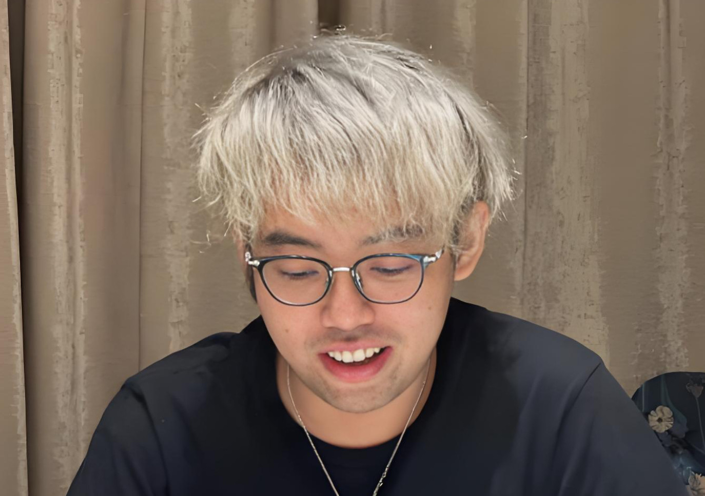 我觉得打职业在一个队就要互喷，越喷关系越好好吧，如果喷的实在不对付就散火，不是那