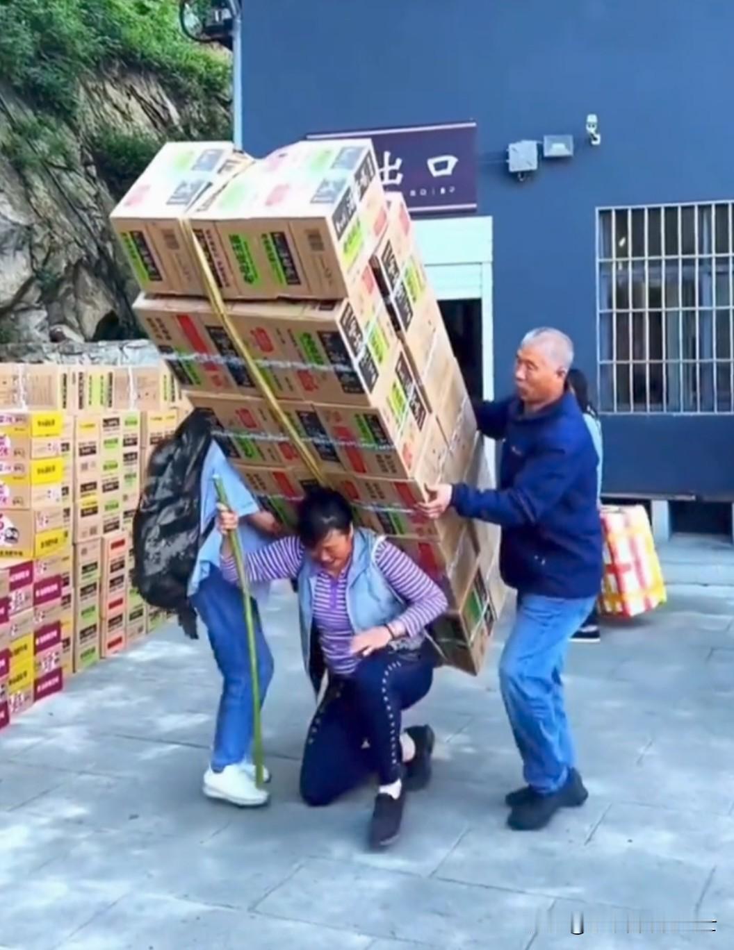 河南洛阳老君山景区拒绝使用无人机替代挑山工引争议。近日有人给老君山景区提议，