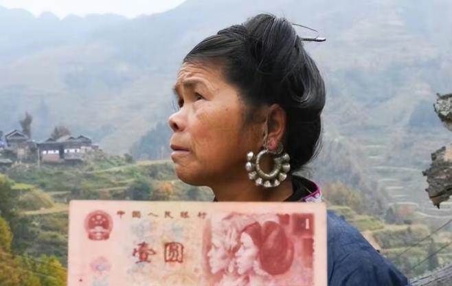 人民币上有她，她却没有人民币。”1987年，一位侗族姑娘因为长得太美，被印到人民