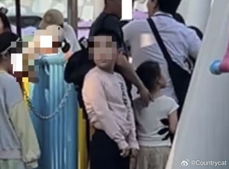 首尔乐天世界男童排队区当众小便：现场疑似使用中文，身份尚未确认海外新鲜事韩国首