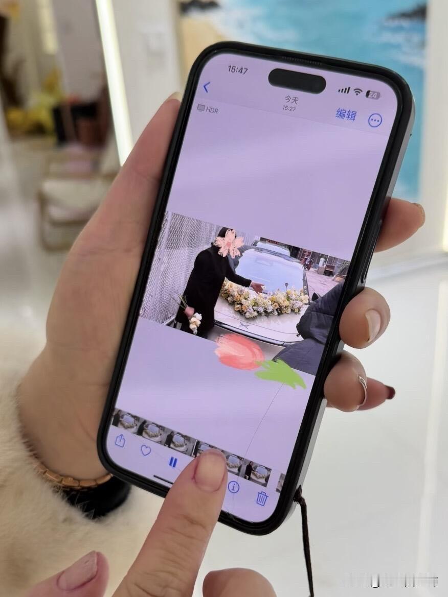 未经允许擅自把花放在我的车上拍摄事情是这样的，我们23号晚上到的徐州，在附近酒