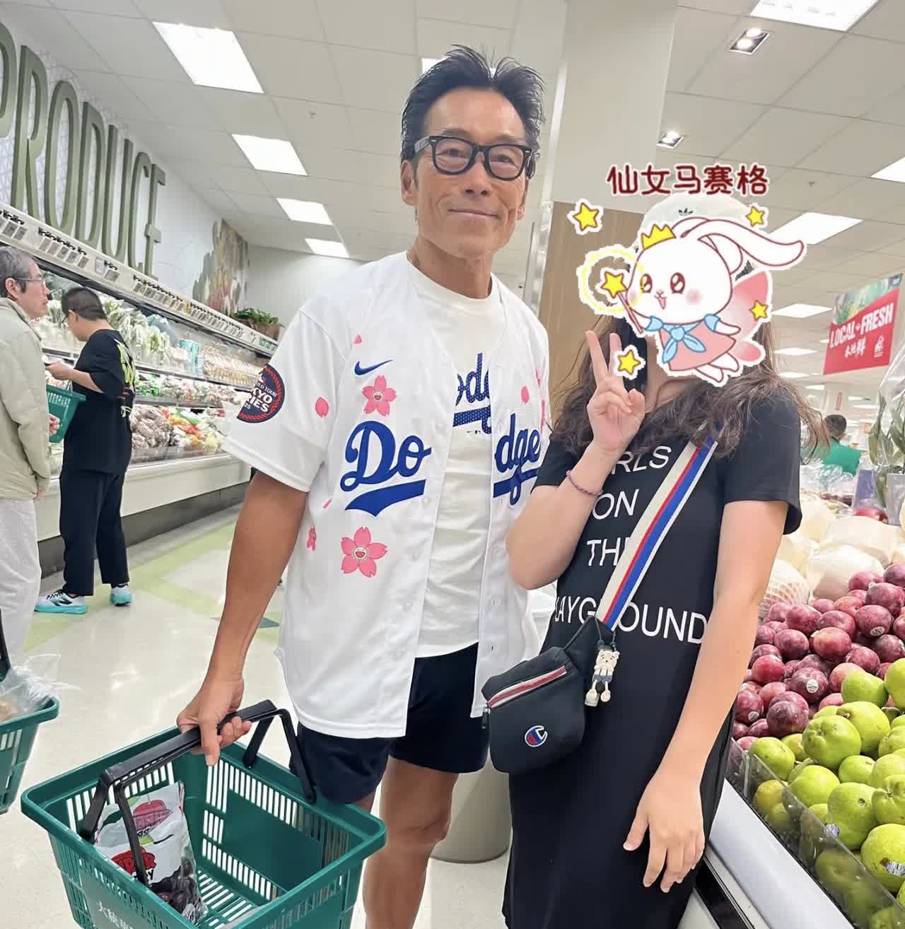 61岁郑浩南在温哥华超市买菜，他穿着道奇日本限定球衣，穿衣打扮时尚有型，个子不高
