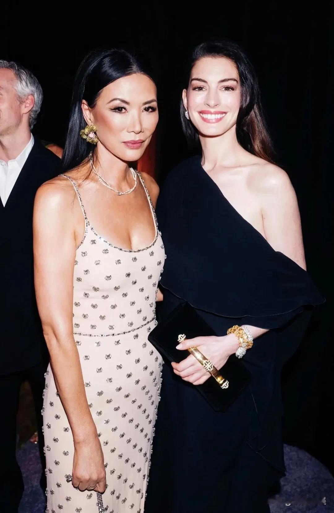 有钱就是好啊，真的能变得年轻，也能实现越变越美！58岁的邓文迪，和安妮海瑟薇等