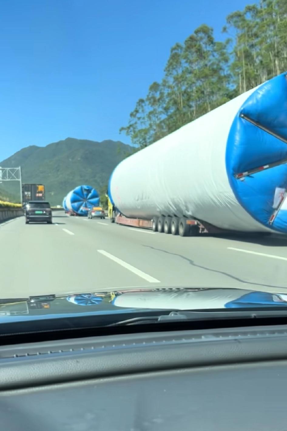 这不会是那个吧，猜猜这是什么？小八嘎！新年礼物吧！这是给小八嘎准备的惊喜吗，别