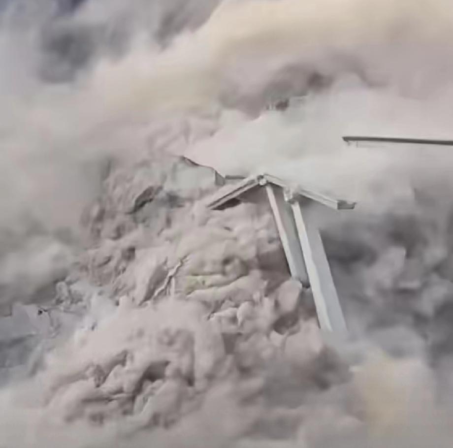 太令人难以接受了！双江口开通还不到一年的大桥竟然垮塌了！这对于咱们基建大国的