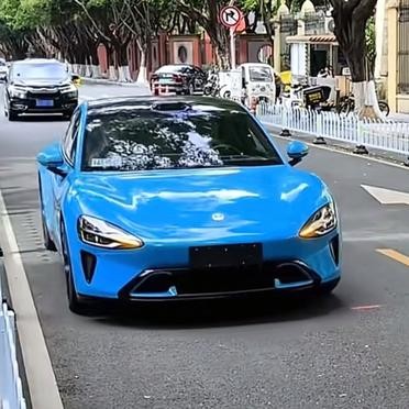 西安车主拒绝了销售的反复劝说，执意买下最后一辆初代SU7。