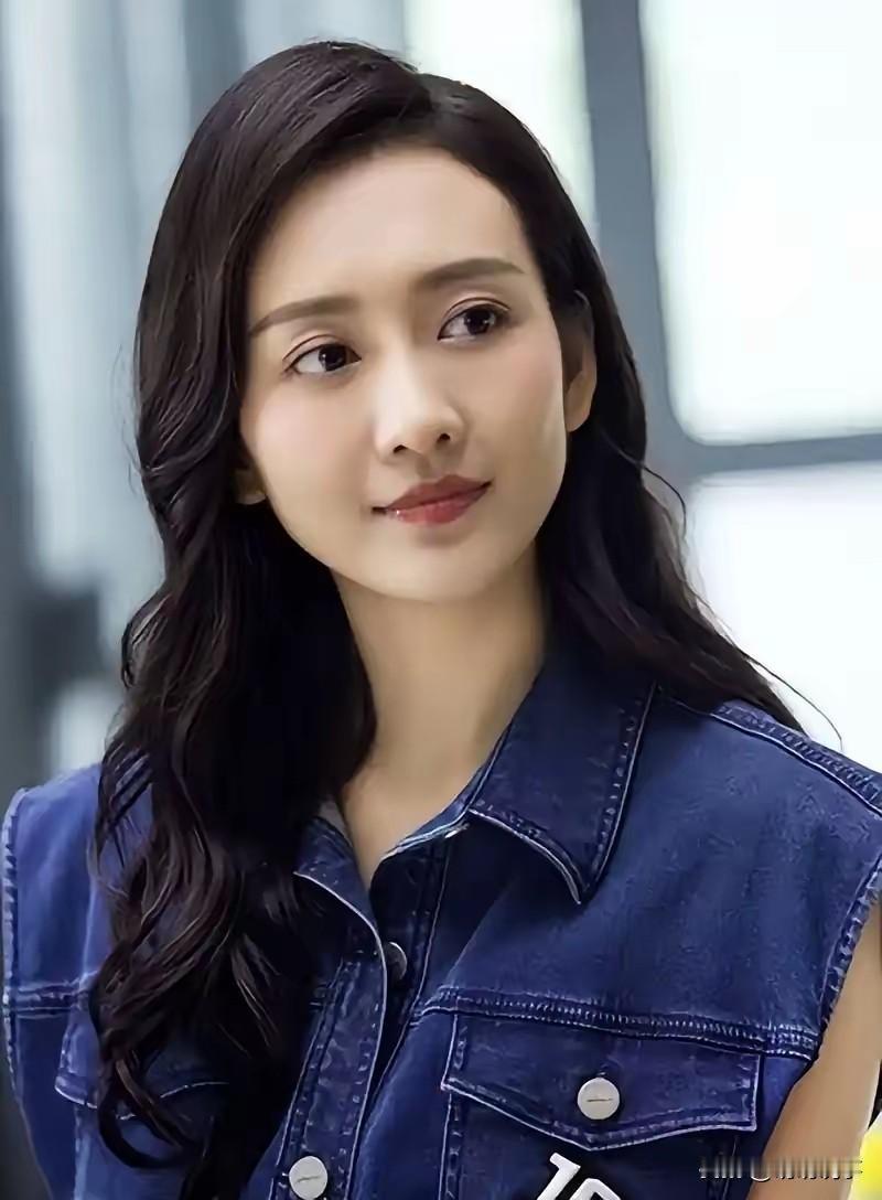 王鸥这次把话挑明了。8月31日她发文说目前独自养育一个孩子，没点任何人名字。