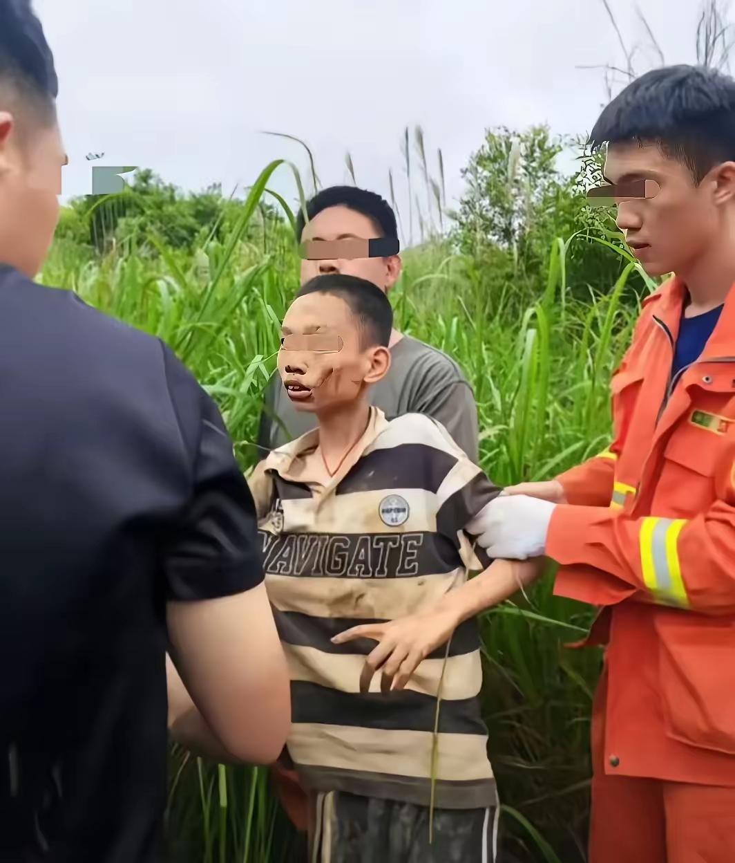 13岁脑瘫男孩走失5天被找到，妈妈坚持割茅草发现深坑，父亲：感谢200多人跟时间