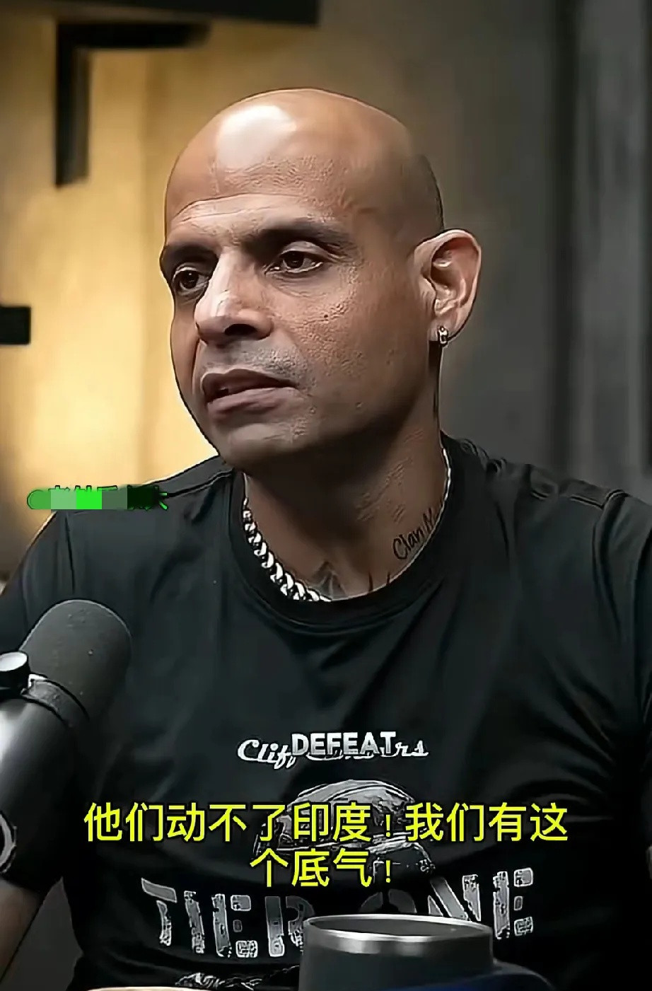 印度博主最近在讨论中印关系时，声称印度在边境防御上“铜墙铁壁”甚至自信能“扫平