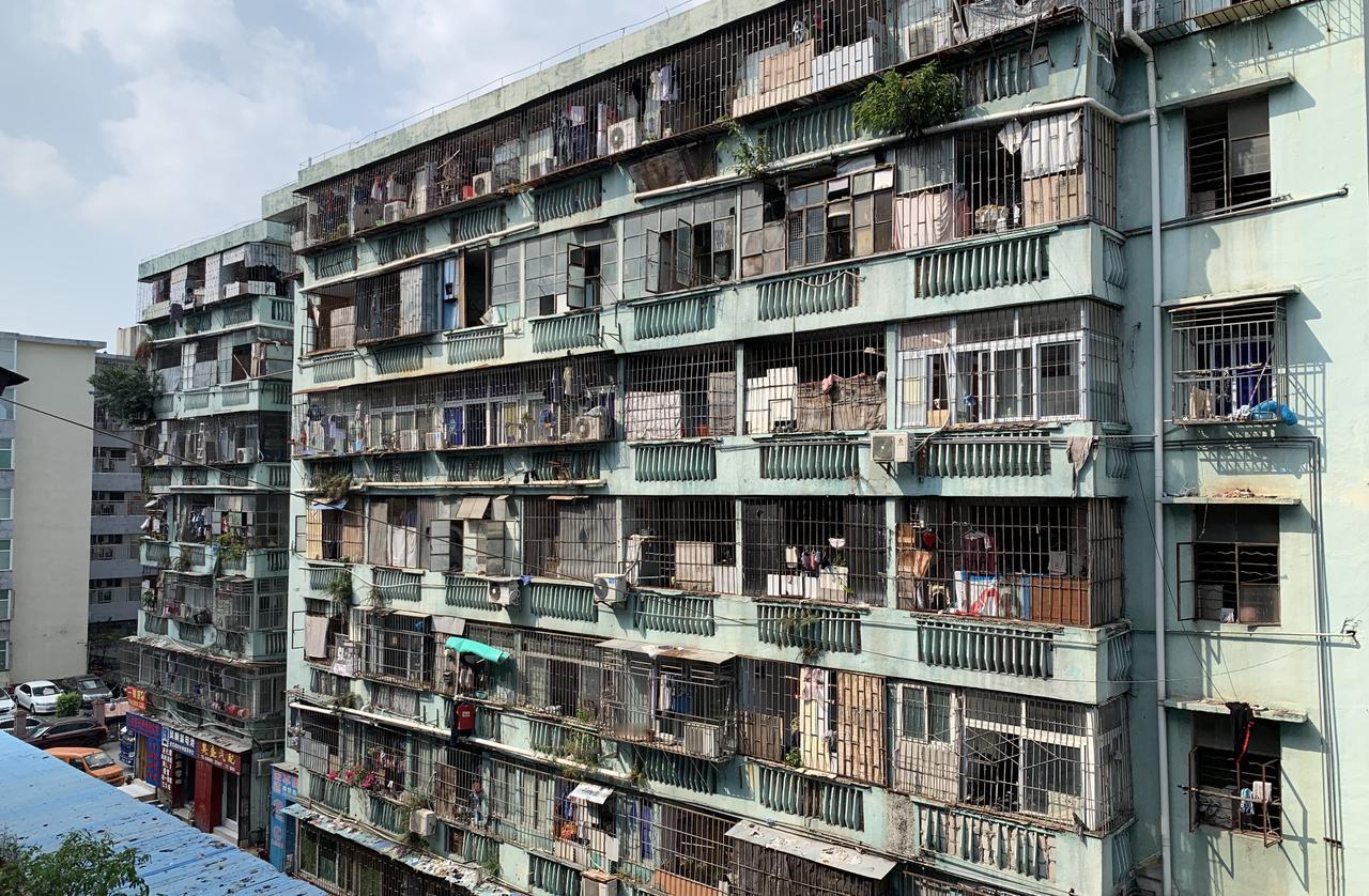 看到石家庄铁路55宿舍塌了的消息，我一夜没睡好。因为我自己就住在一栋差不多的楼