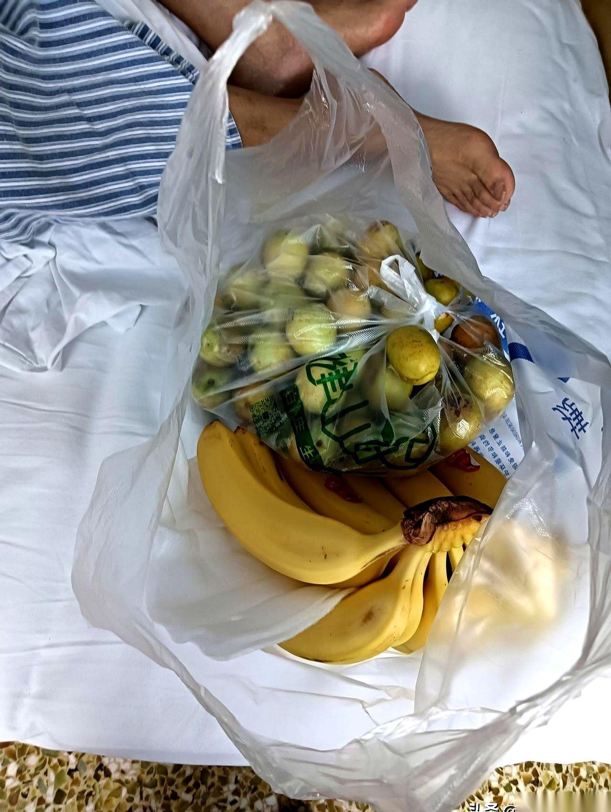 看着床头那兜红枣和香蕉，再看看我老公那双总算消了点肿的眼睛，我满脑子就剩一个念头