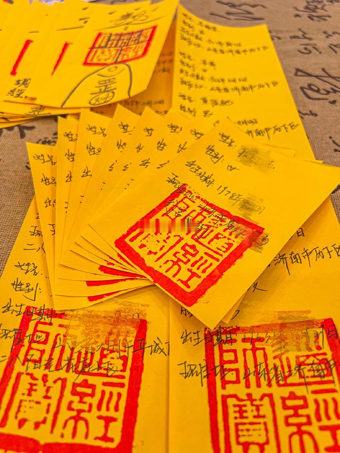 刚给一位缘主写完供灯疏文。她说：师父，我爸糖尿病十年了，去年今日给您转了一次，这