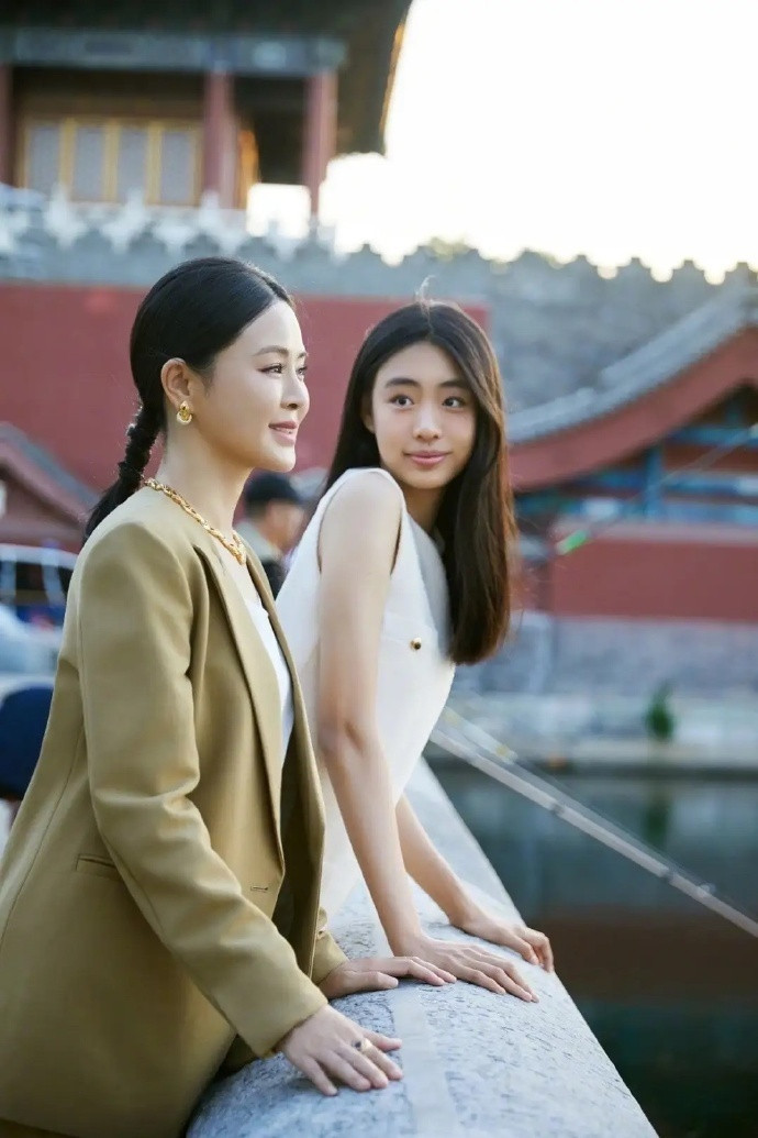 佟大为女儿都这么大了，都比妈妈关悦高了​​​​