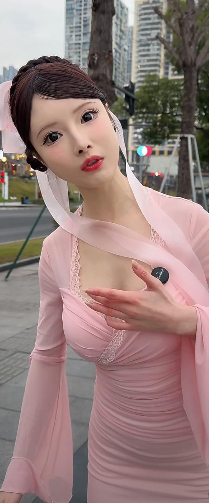 这是一位在街头进行表演的创作者，她是抖音上的网红“火锅机器人（接表演🎭）”（本