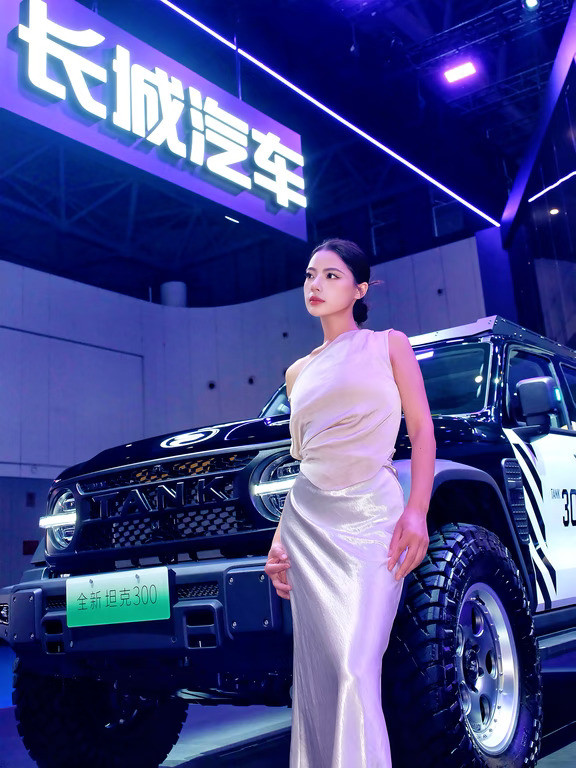 成都车展邂逅“大玩具”，读懂出厂即改装的魅力🚗周末冲了成都车展，本来只是想去逛逛，结果在1号馆直接