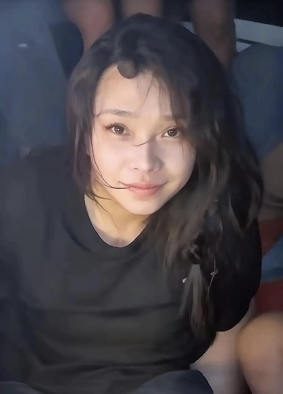 她这个行为，和职业背债类似吧？一夜之间成为东南亚大嫂，击中了大部分男人的内心。说