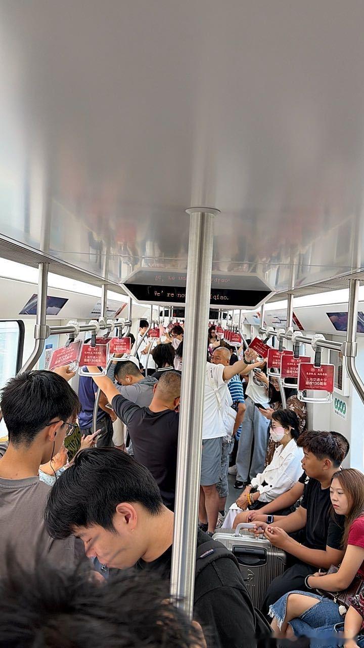 上海地铁）9:36，上海地铁5号线往莘庄车上，北桥与颛桥之间客流情况。​​​