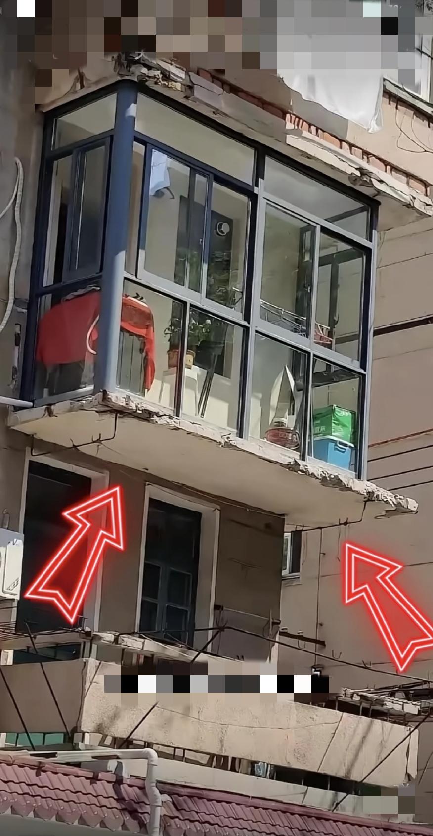 阳台把围挡的钢筋水泥都拆了，这种情况安全。