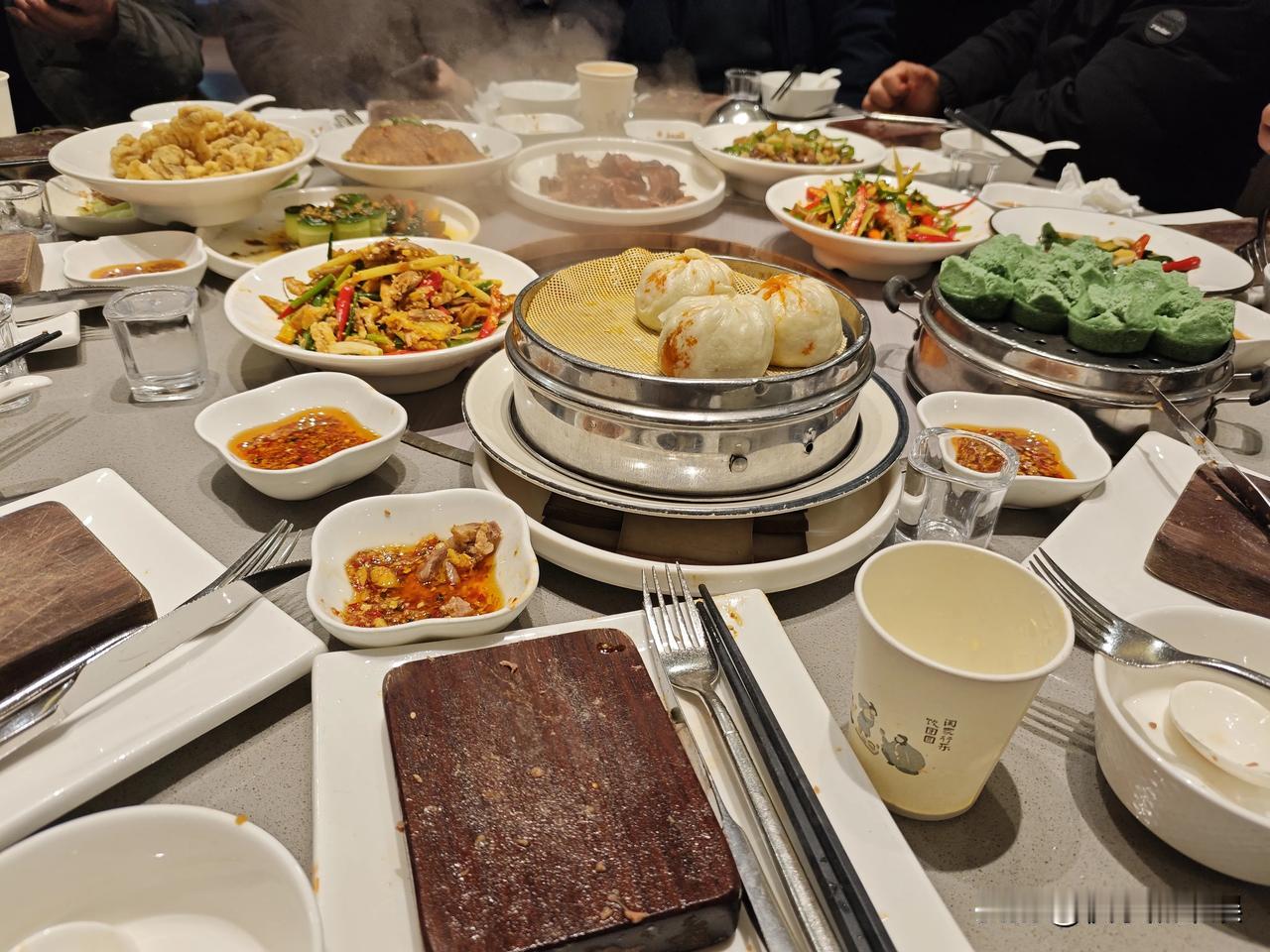 回老家了，今天是妹妹的婚礼，希望她能够永远幸福快乐！如今很多人对婚姻已经是失望