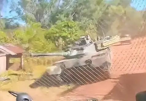 泰国又一辆VT4坦克炸𤎌低劣的士兵素质真的不能匹配先进武器泰柬刚开战头几天