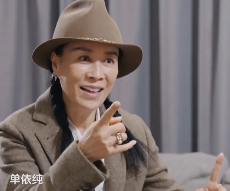 那英自认单依纯粉丝，同台模仿唱腔放飞五官