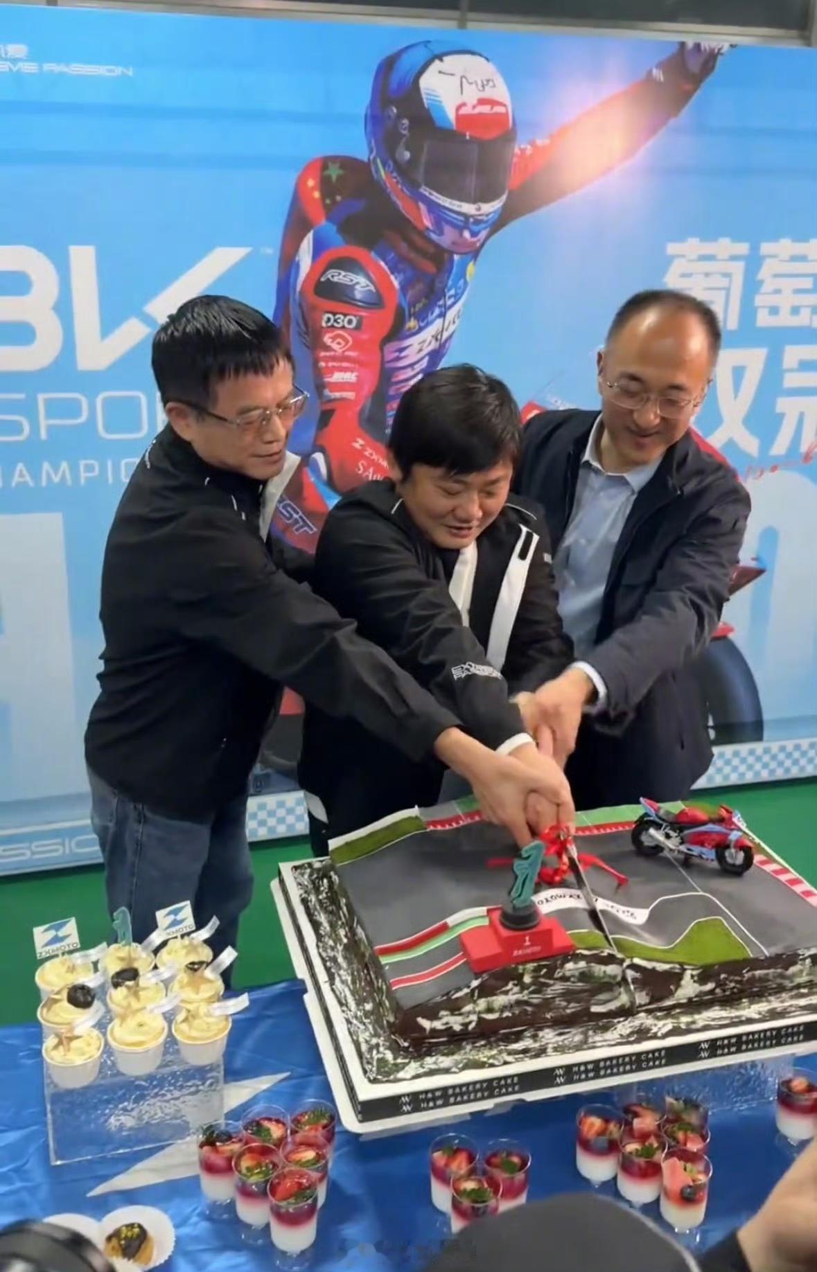 张雪机车这个庆功蛋糕，简直绝了，有创意，也有心了。当奖杯被迎回国内，张雪