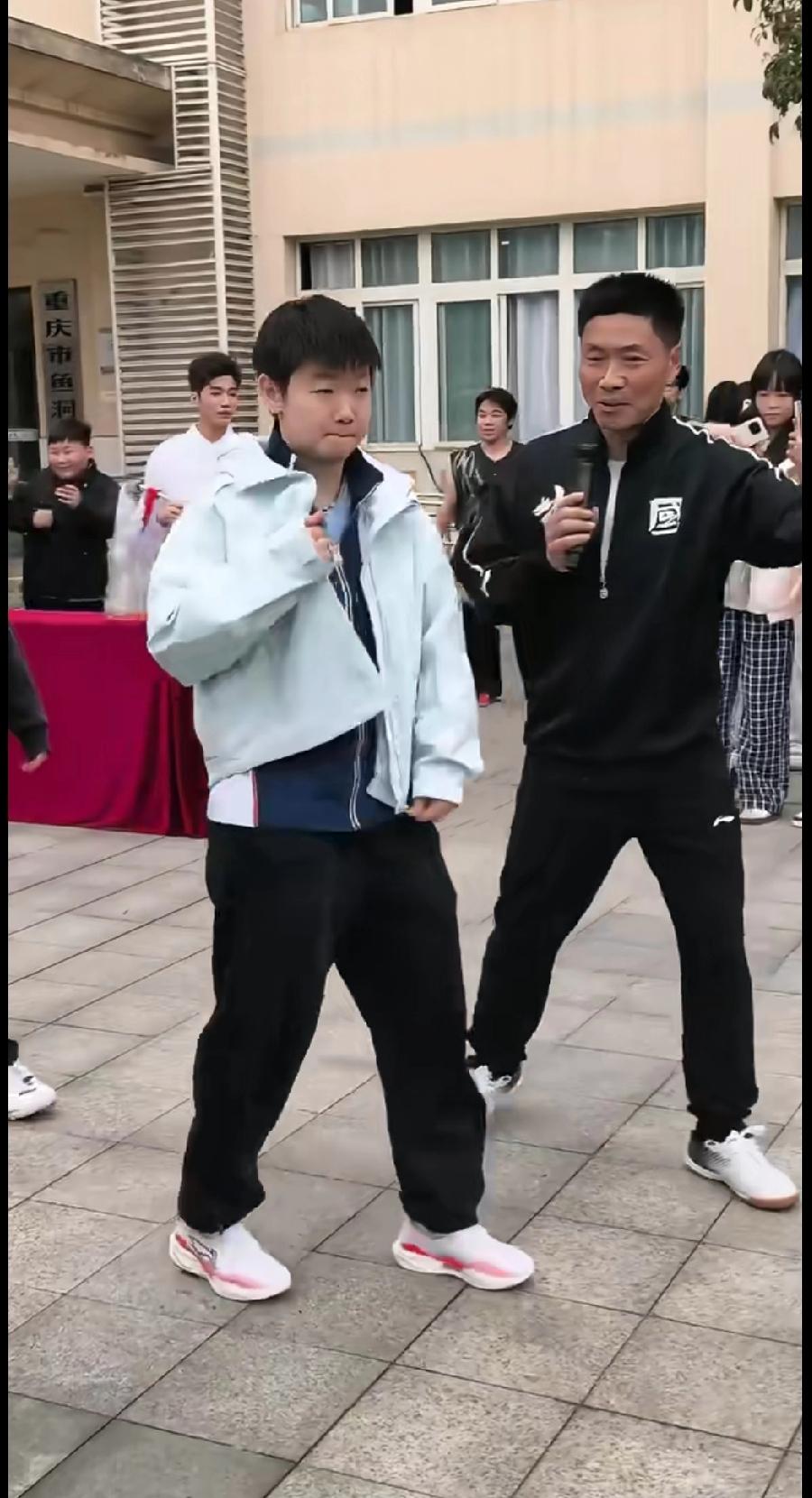 终于刷到莎莎了！走进校园的这一幕也太可爱了😭终于刷到我们孙颖莎了！今天刷