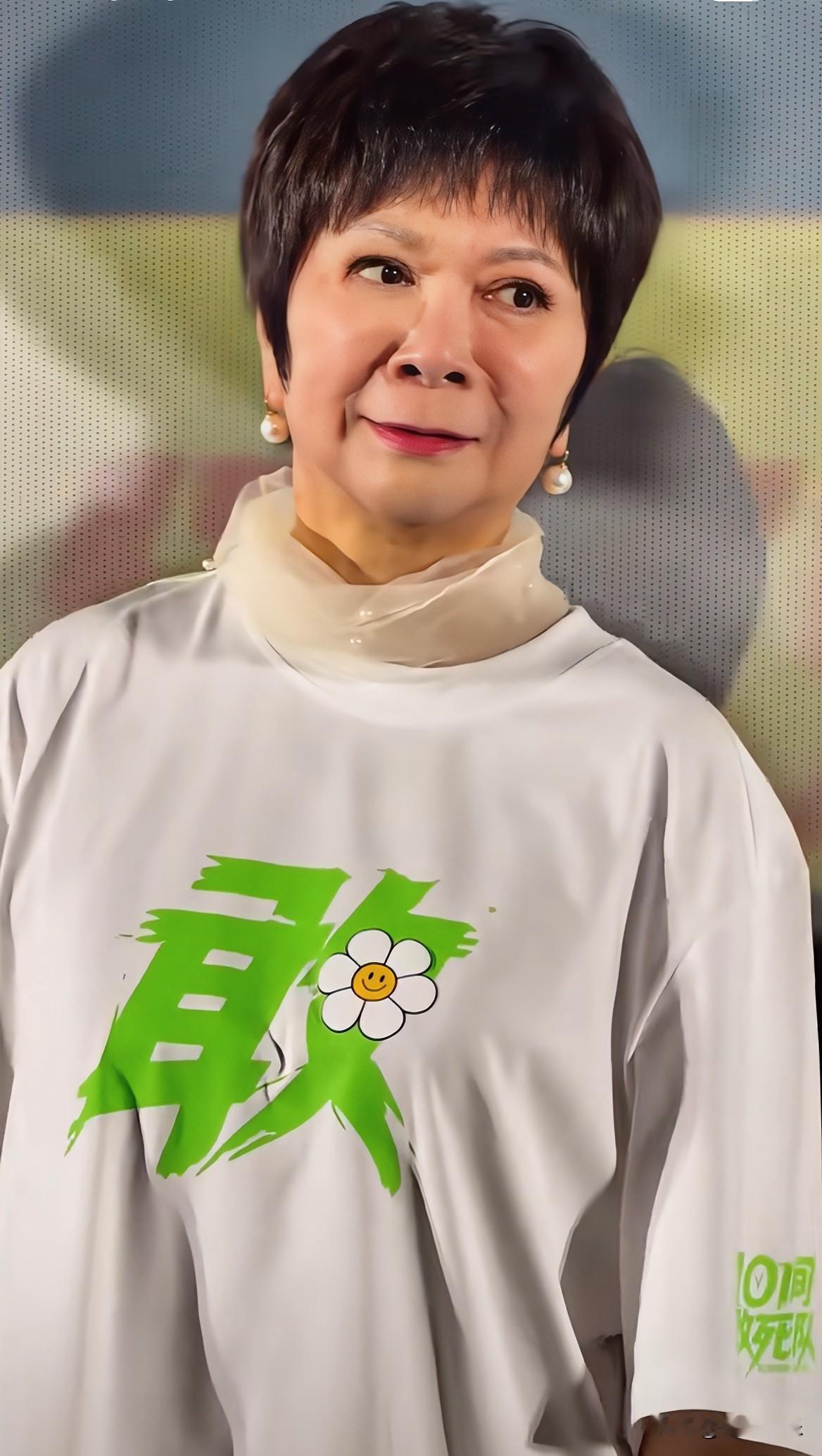 小s的家婆也长这样！鬓角留那么长就是掩盖手术痕迹，你看庆奶也是这样，耳朵也这么