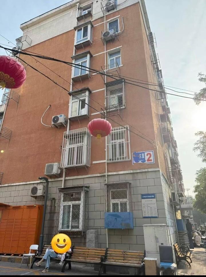 一个敢装，一个敢坐我就说这些椅子是什么样的物业才能给装出来，紧挨着墙根。也就是