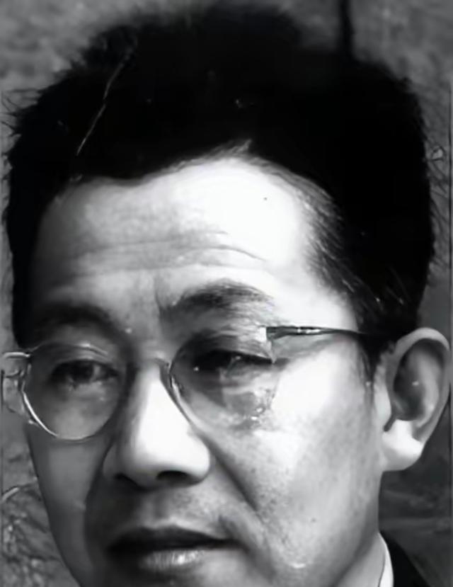 1949年北平和平解放第15天，这座千年古都正沉浸在告别战乱、期盼安稳的氛围里。