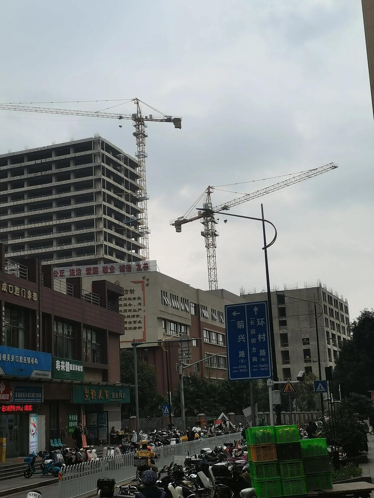 原来五里多片区的改造地块上还有云南建投与华润的两幢烂尾写字楼昆明的华润中心烂