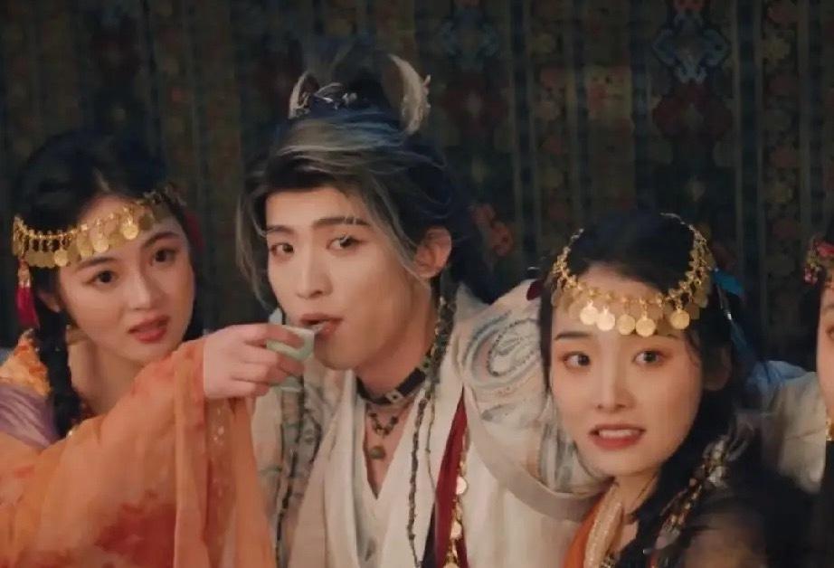 《天地剑心》梵云飞那个父皇每次外出都变成他的模样！！偏偏左拥右抱的时候被前来寻找