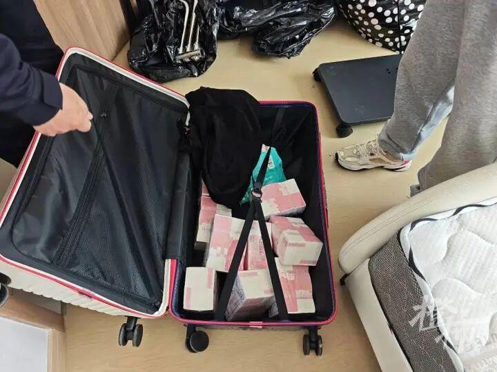 浙江杭州，男子去朋友家帮忙清理租客留下的杂物，打扫的时候发现一个行李箱，打开一看
