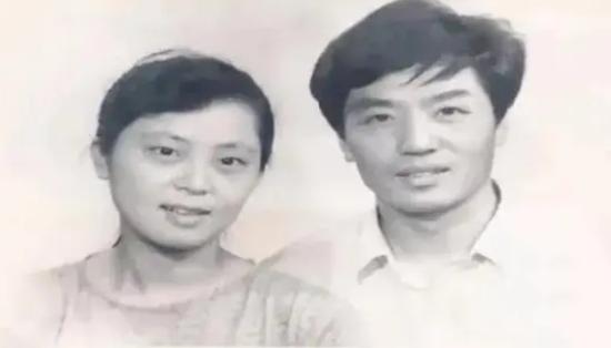 1988年，23岁的清华女研究生在火车上对一个35岁的男人一见钟情，女孩无视家人