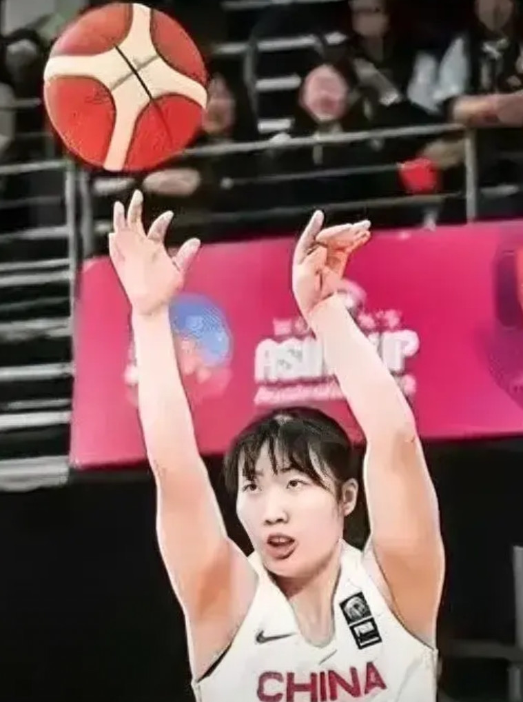 罗欣棫投篮真难看，谁教的？现役女篮国手罗欣棫，在对阵澳大利亚热身赛当中，3分线