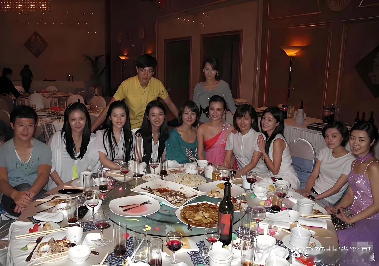 大学时期的刘亦菲往人群里一站，直接自带“焦点光环”，那颜值和气质妥妥艳压全场，想