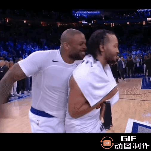 NBA更衣室这幕太有梗了！布伦森一句“塔克可以打我屁股，你小子不行”，直接把辈分
