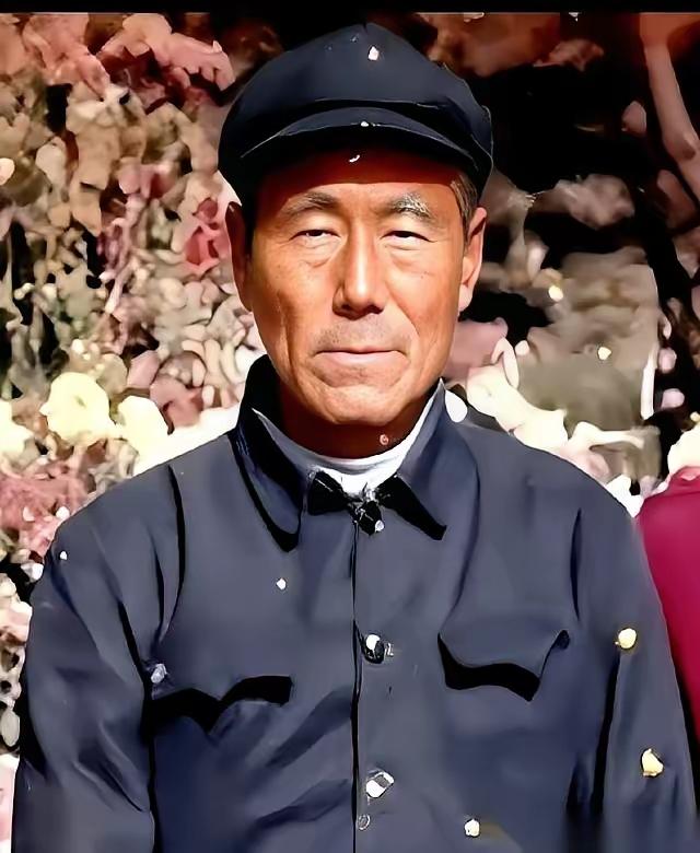 抗美援朝战场上，有个让指挥部头疼的人物，叫董明德。每次派任务，首长都得反复叮嘱一