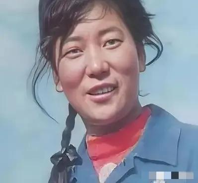 1982年，青海18岁女民兵陶金兰在修水管时，意外挖出7万枚银元。陶金兰当时的第
