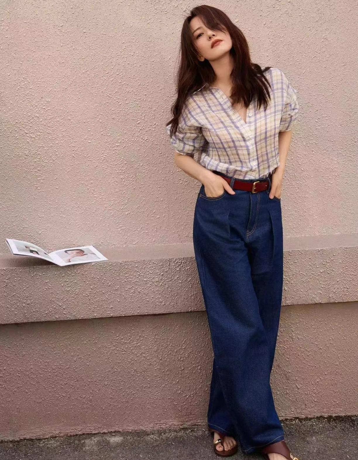 高圆圆这组格纹衬衫+牛仔裤的穿搭，真的把松弛感拿捏得死死的！✨浅色系格纹衬