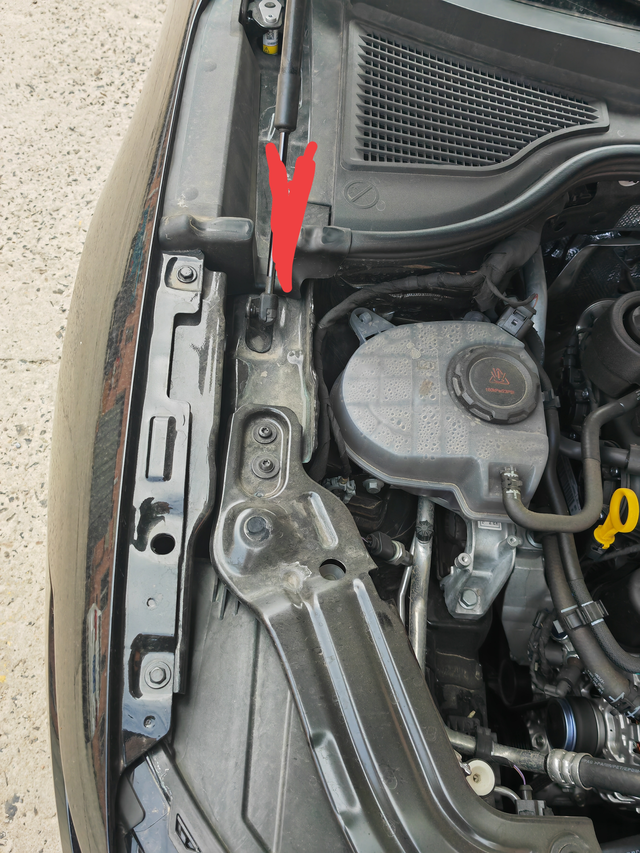 迈腾b9车友前盖缝隙特别大吗提车的朋友前盖缝隙大吗，我的超级大，玻璃水都呲里面