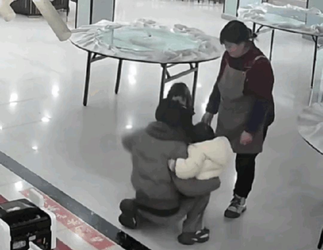 小孩子在一起玩耍，难免会有冲突和摩擦，家长一定要控制住自己的情绪，理性解决孩子之