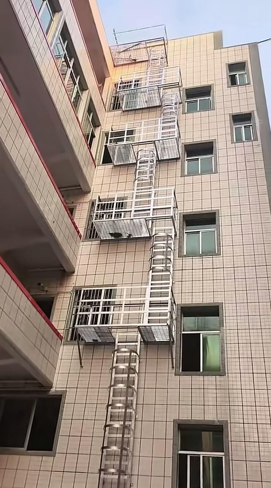 在外墙增设防火救生通道，其利弊该如何客观审视？有工厂在厂房外墙加装外置金属救生
