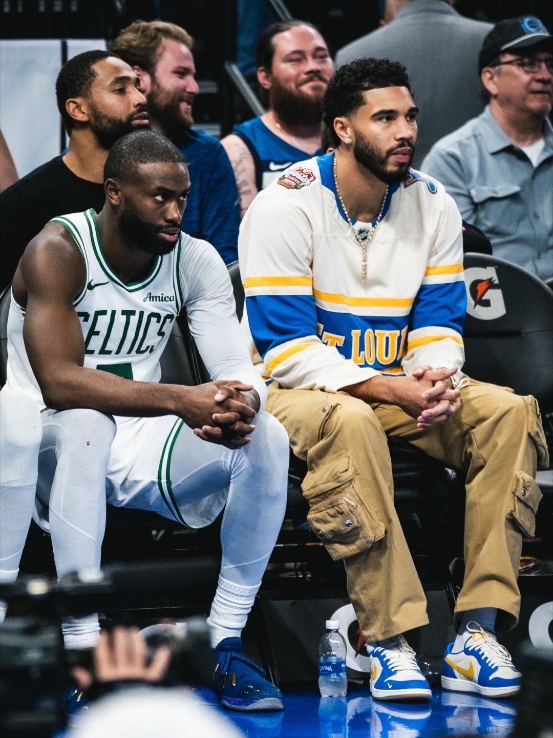 凯尔特人图库新赛季，因伤不能上场比赛的塔图姆，随队征战时的穿搭成为了场边一道别