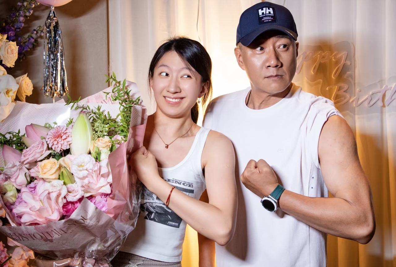 胡军女儿九儿过24岁生日，他们全家都是大高个儿！因为小姑娘是9月9号出生的，所以