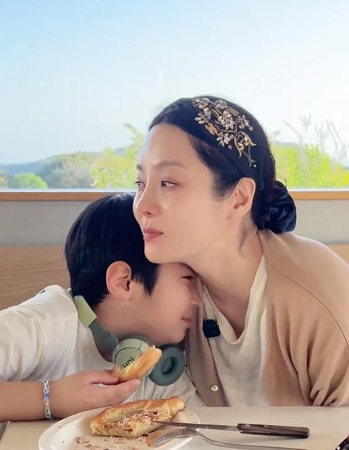 蔡琳和高梓淇儿子，太心酸了！蔡琳带着儿子高珉宇、妈妈在韩国过双亲节，高梓淇缺席
